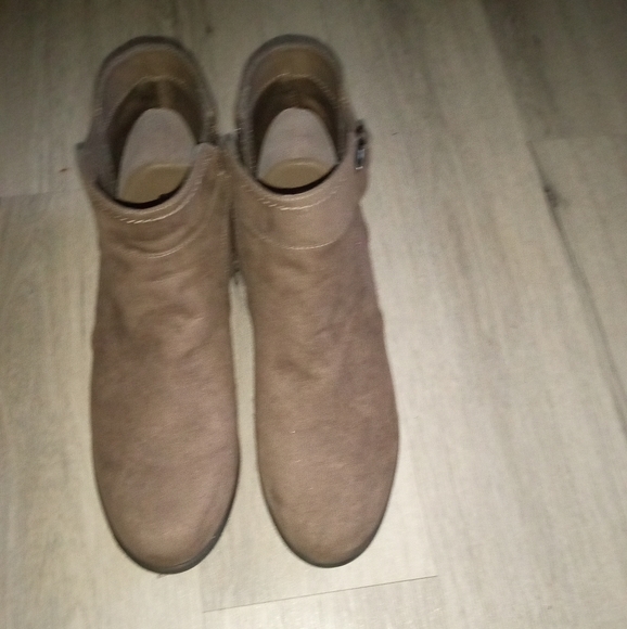 Boot - Picture 2 of 5